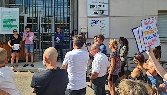 L'inter collectif a tenu une conférence devant l'ARS à Bastia pour dénoncer l'extension du passe sanitaire. (Photo Pierre-Manuel Pescetti)