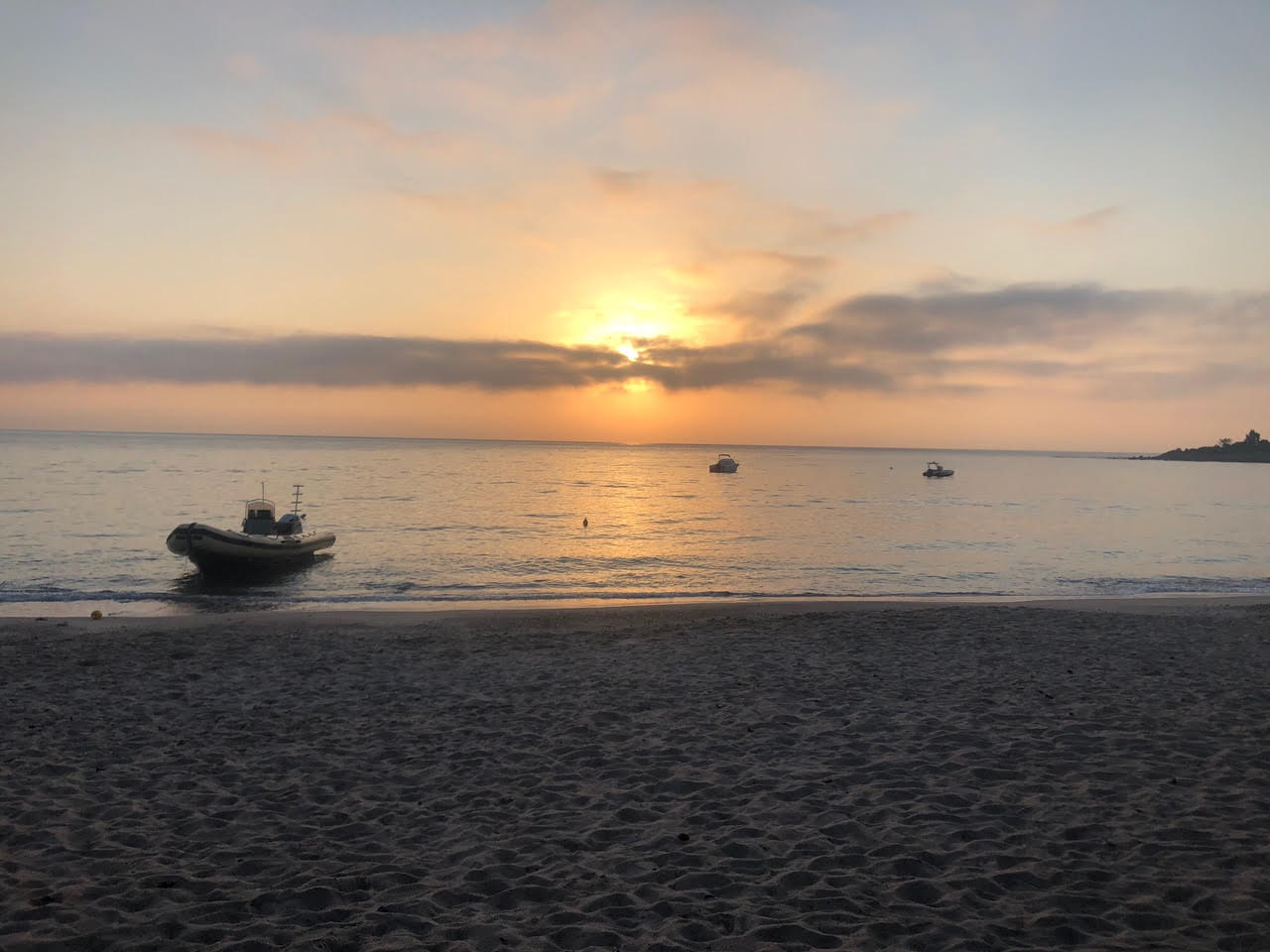 La photo du jour : lever de soleil sur la plage de Foni 