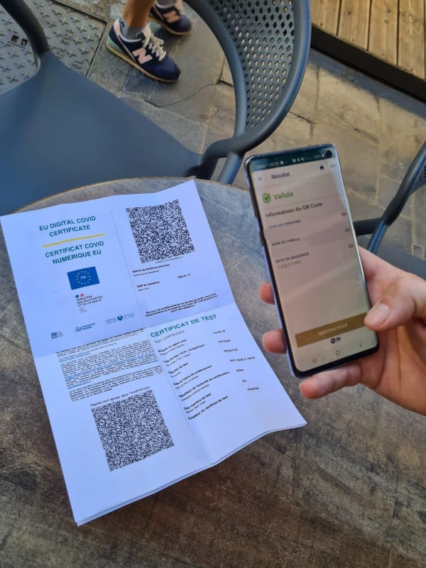 Depuis ce lundi 9 août il faut présenter un pass sanitaire valide pour pouvoir boire son traditionnel café du matin en terrasse. (Photo Pierre-Manuel Pescetti)