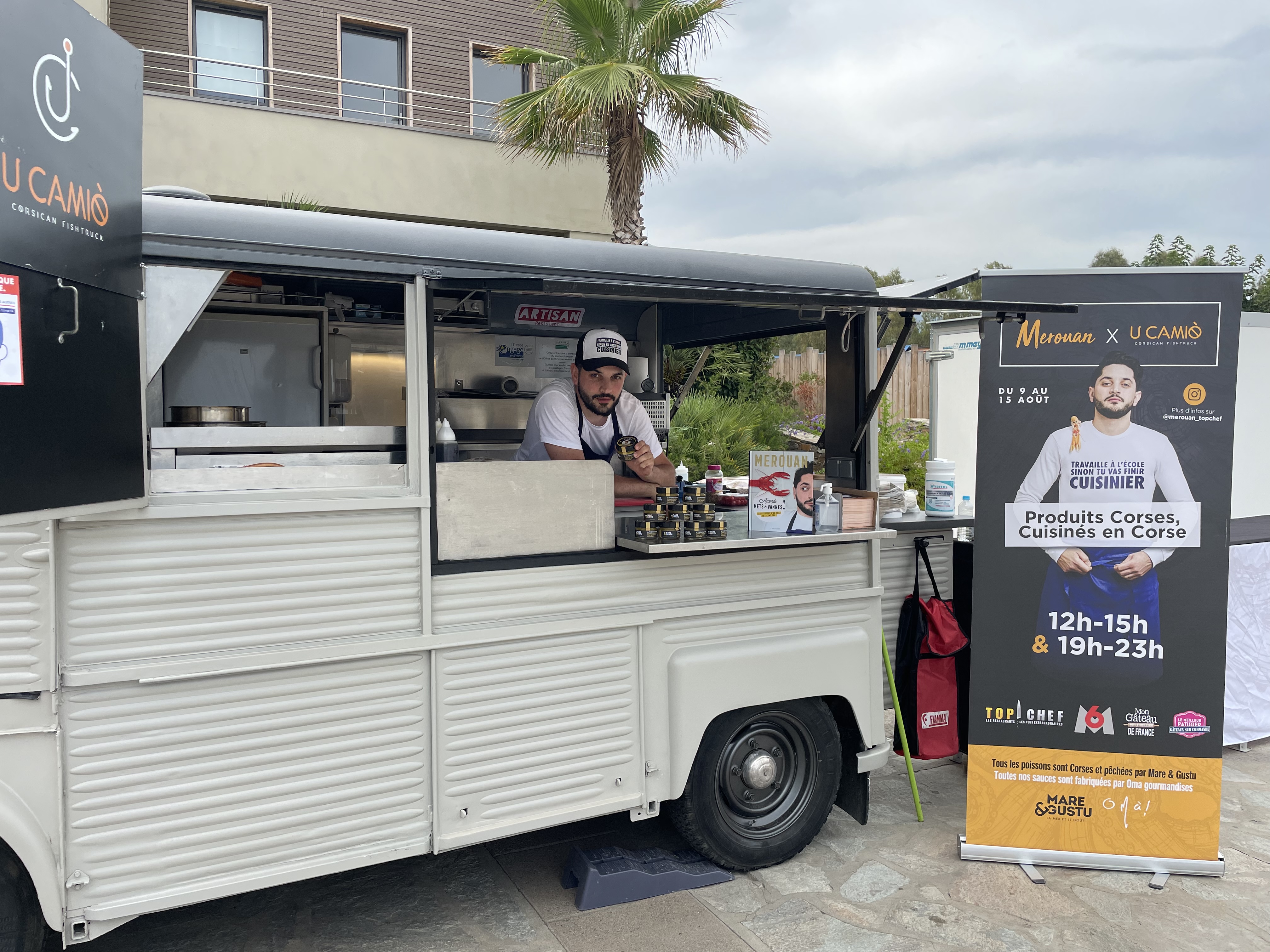 Mérouan Bounekraf, dans le foodtruck "U camiò" installé devant le cinéma de Furiani.
