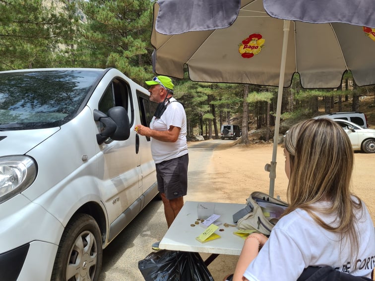 Jean Albertini donne les premières informations sur la conduite à tenir avant d'atteindre le terminus. Crédits Photo : Pierre-Manuel Pescetti