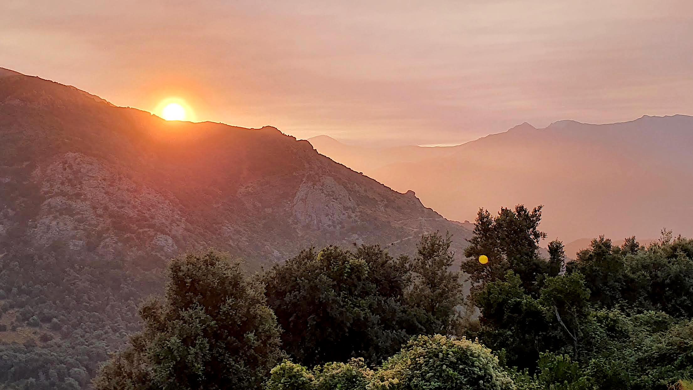 Le soleil se lève sur la vallée de la Gravona (Raphaël Vesperini)