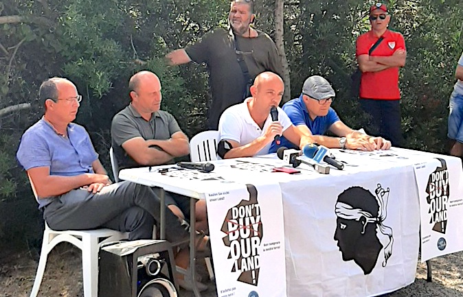 Les membres de Core in fronte ont tenu une conférence de presse sur le terrain concerné ce jeudi 19 août. Crédits Photo : Core in fronte