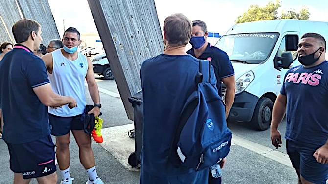 Ce vendredi 20 août, les deux équipes ont échangé quelques mots avant de s'affronter sur la pelouse d'Armand Cesari ce samedi 21 août à 18 heures. Crédits Photos : Pierre-Manuel Pescetti