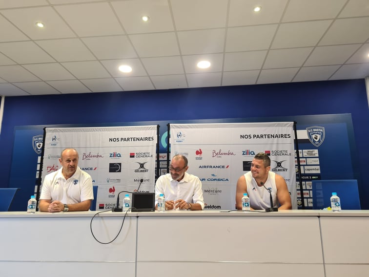 De gauche à droite : Philippe Saint-André, coach du MHR, Jean-Simon Savelli, président de la ligue corse de rugby, Guilhem Guirado talonneur du MHR et ancien joueur du XV de France. Crédits Photo : Pierre-Manuel Pescetti.