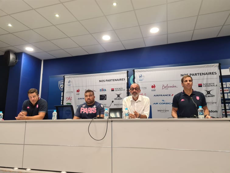 De gauche à droite : Thomas Lombard, directeur général du Stade Français, Paul Alo-Emile, pilier droit du Stade Français, Jean-Simon Savelli, président de la ligue corse de rugby, Gonzalo Quesada, coach du Stade Français. Crédits Photo : Pierre-Manuel Pescetti.