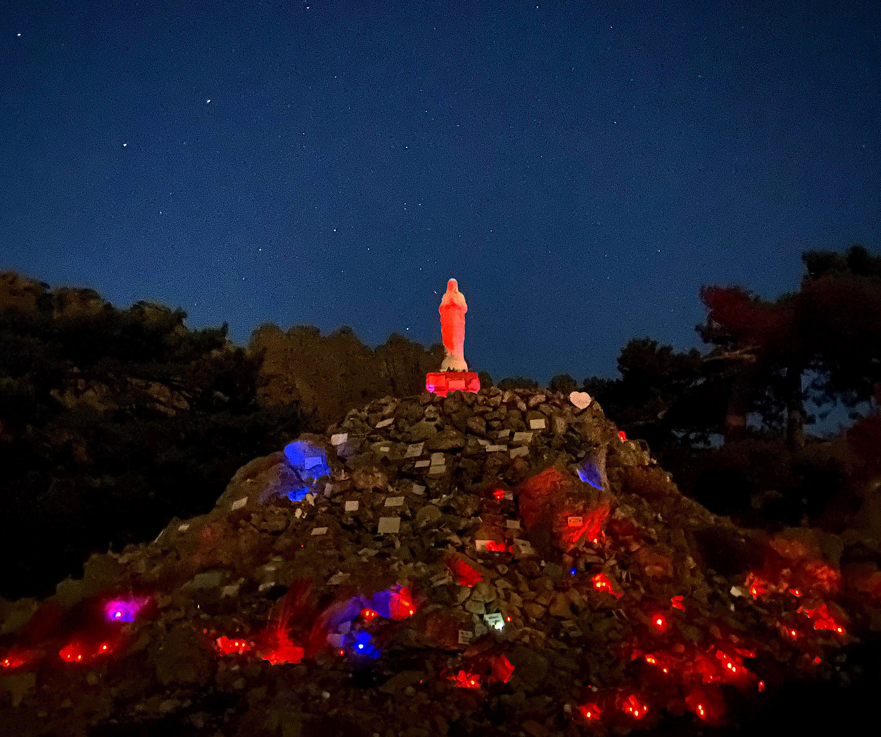 La photo du jour : Notre Dame des Neiges sous le ciel étoilé de Bavella