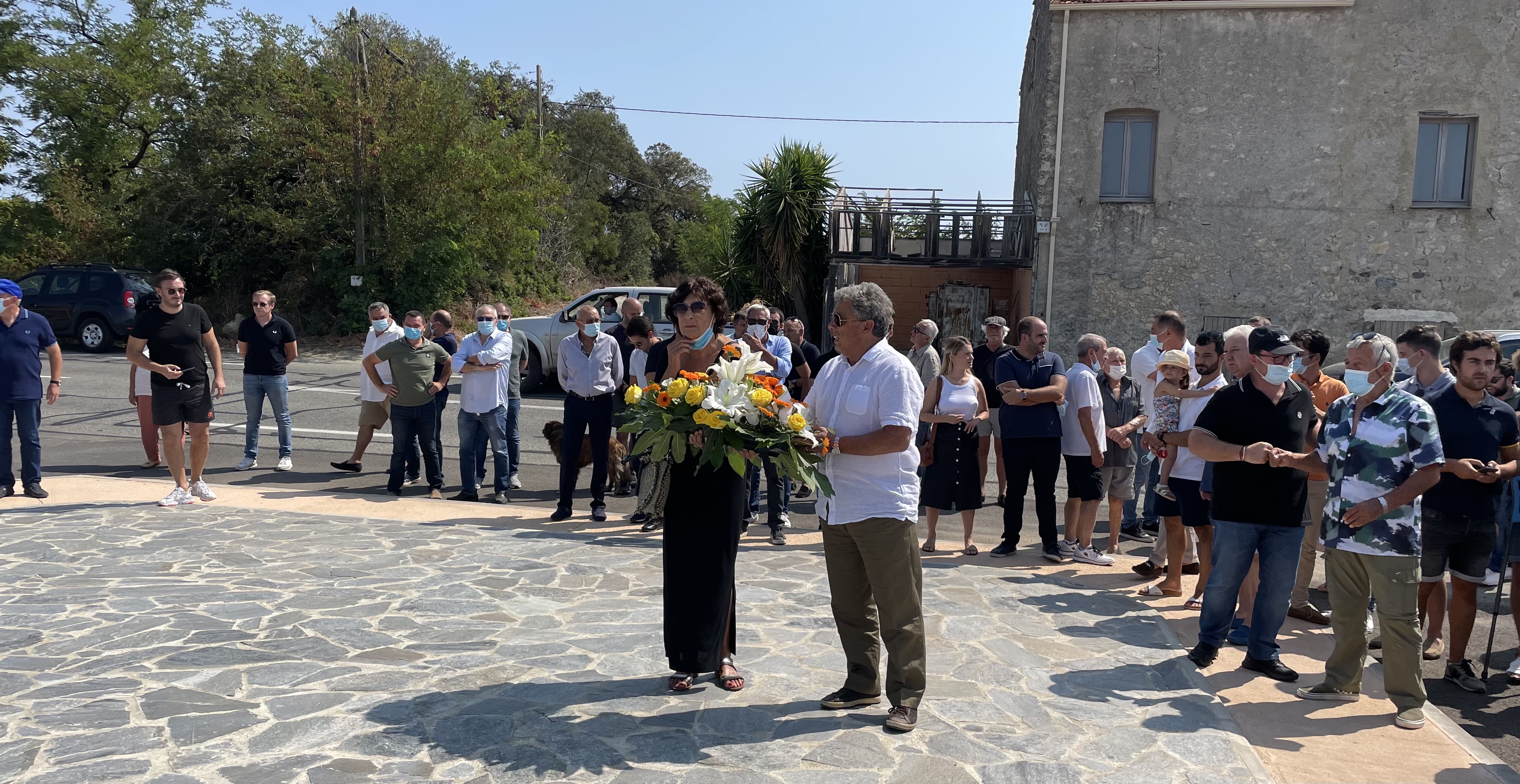 Mme Simeoni et Mr Peraldi déposent la première gerbe.