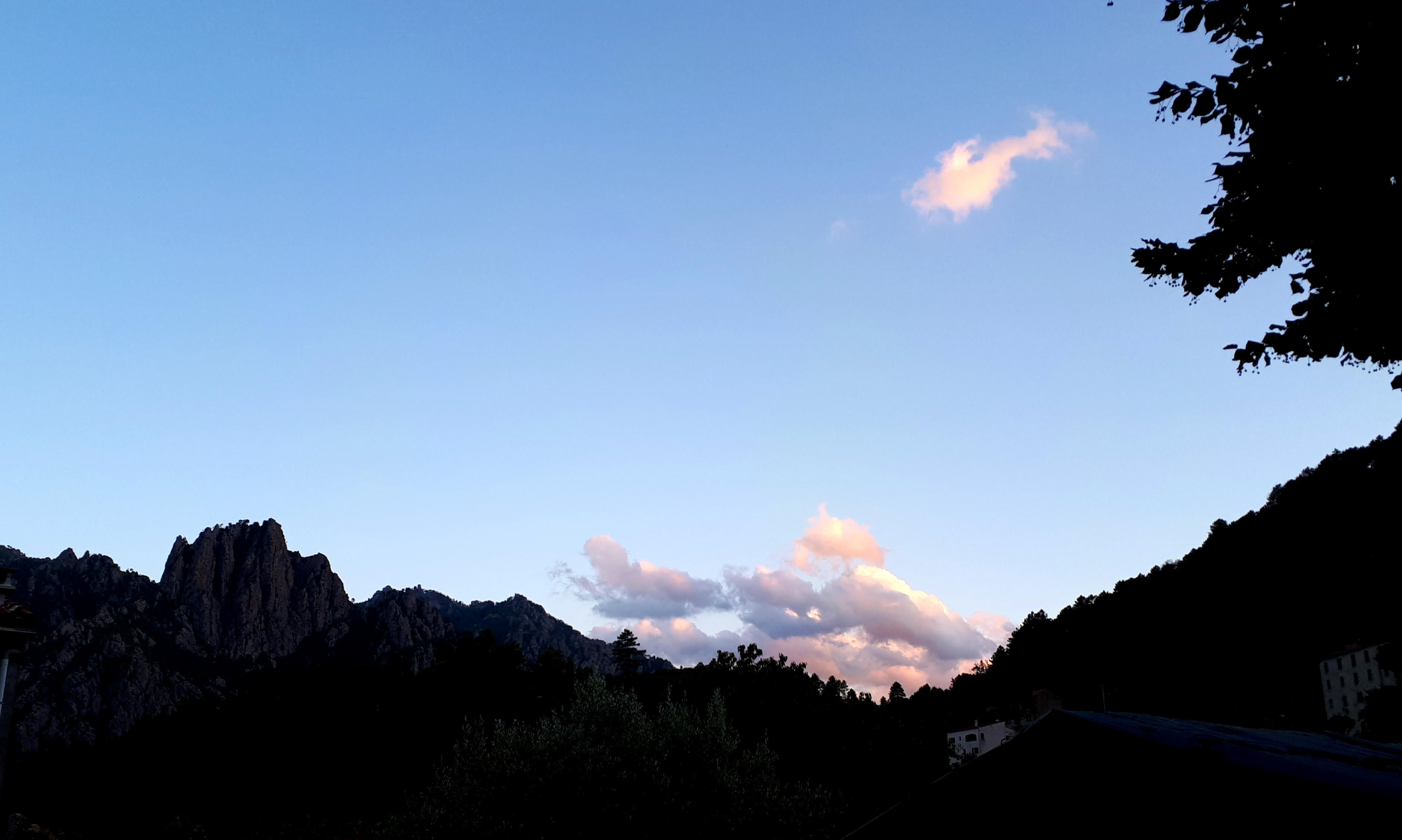 Depuis Ghisoni, vue sur un coucher de soleil vers le col de Verde, avec au premier plan le Kyrie Eleïson dominant le village. (R. Ottavi)