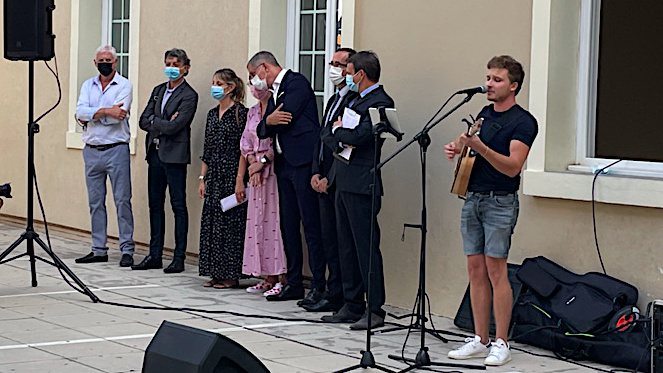 Les élus et le principal du collège pendant le concert