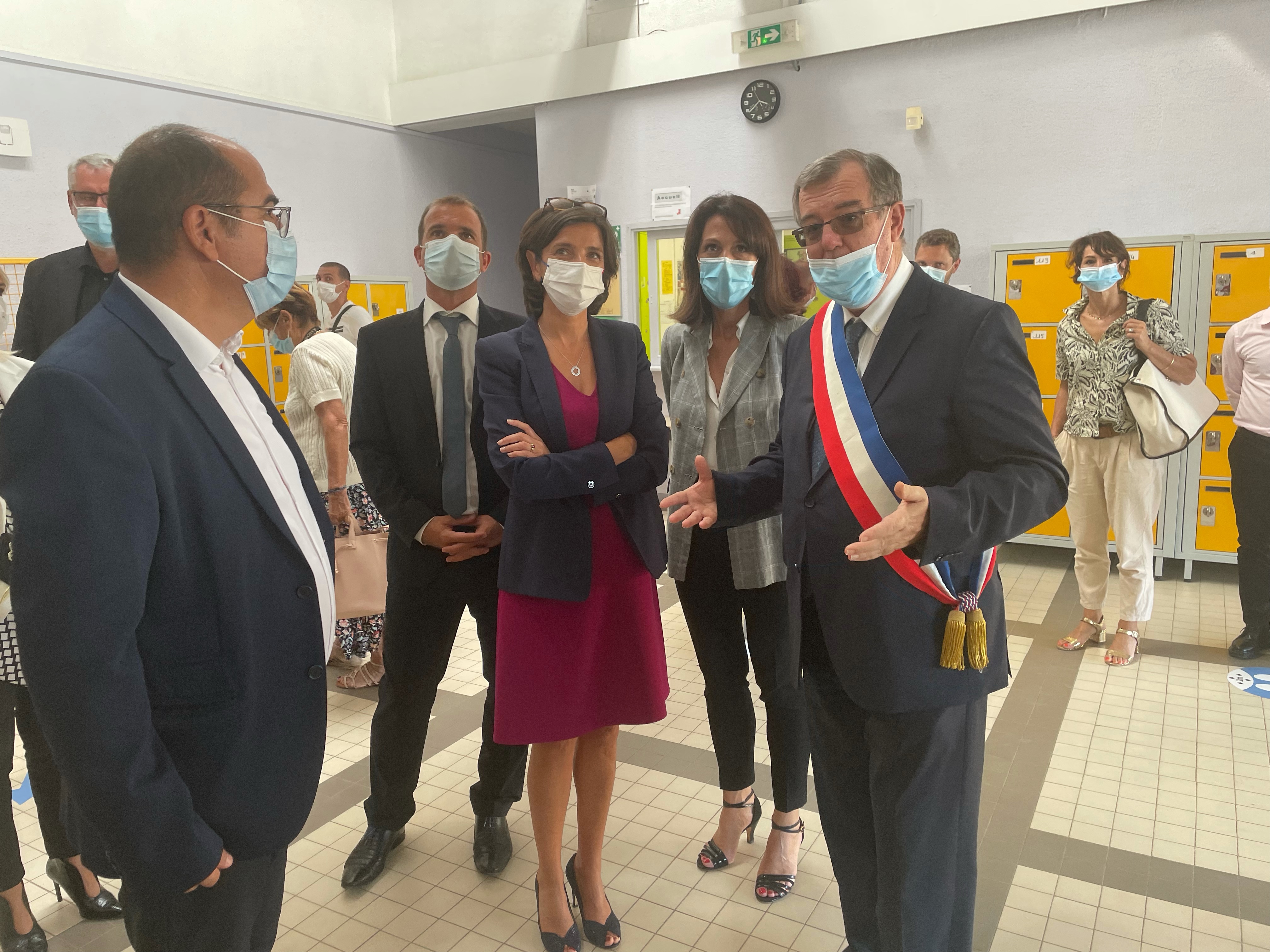 Jean-Michel Cucchi, le principal a tenu à présenter l’ensemble des projets qui seront mis en place cette année, à la secrétaire d’Etat Nathalie Elimas ainsi qu'a la rectrice de Corse, Julie Benetti, au maire de Prupià Paul-Marie Bartoli, à Santa Duval conseillère à l’Assemblée de Corse et au député Paul-André Colombani