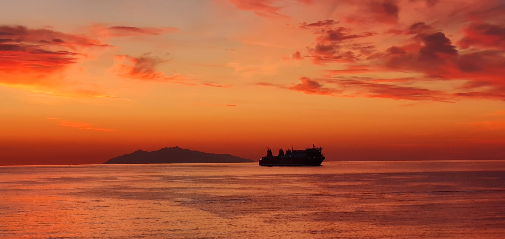 La photo du jour : l'Ile d'Elbe dans l'aube dorée 