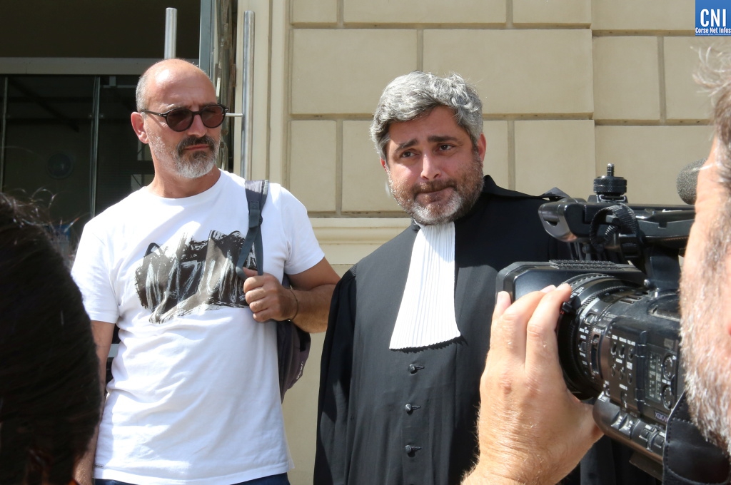 Thierry Casolasco et son avocat Maitre Mercinier-Pantalacci devant le palais de justice d'Ajaccio. Photo : Michel Luccioni