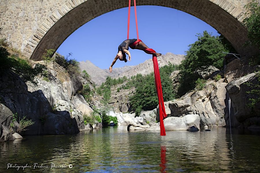 Alba Colombani suspendue au Ponte Altu (Photos Frédéric Puccetti)