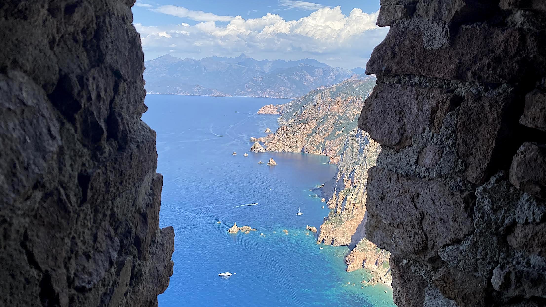 La photo du jour : la tour de Turghiu et Capu Rossu