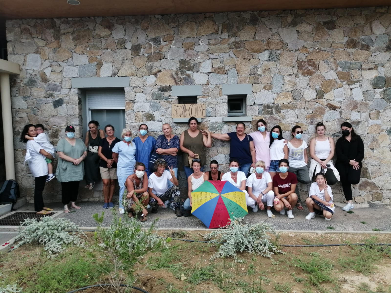 Un collectif de soignants de l'hôpital de Calvi apportait son soutien à deux employées suspendues.