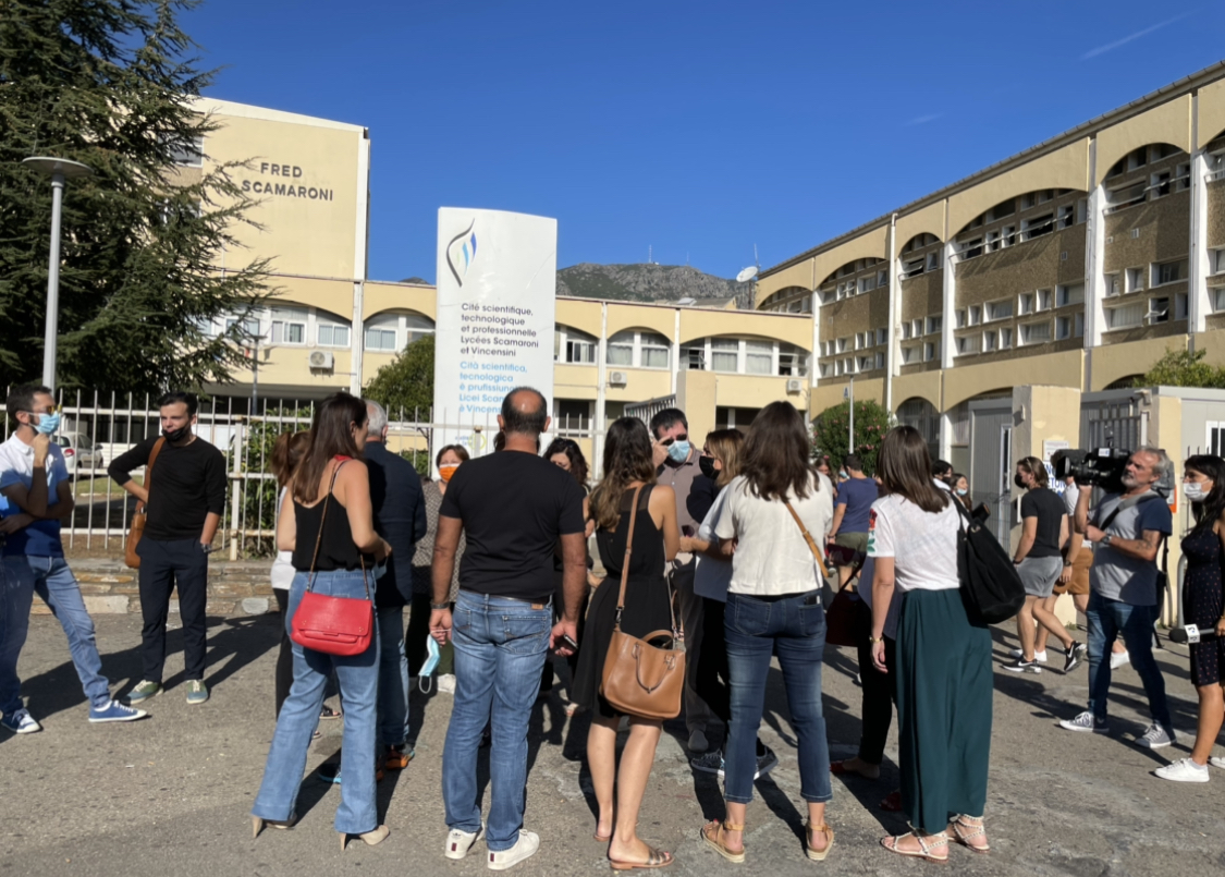 Plusieurs enseignants devant le lycée Vincensini de Bastia