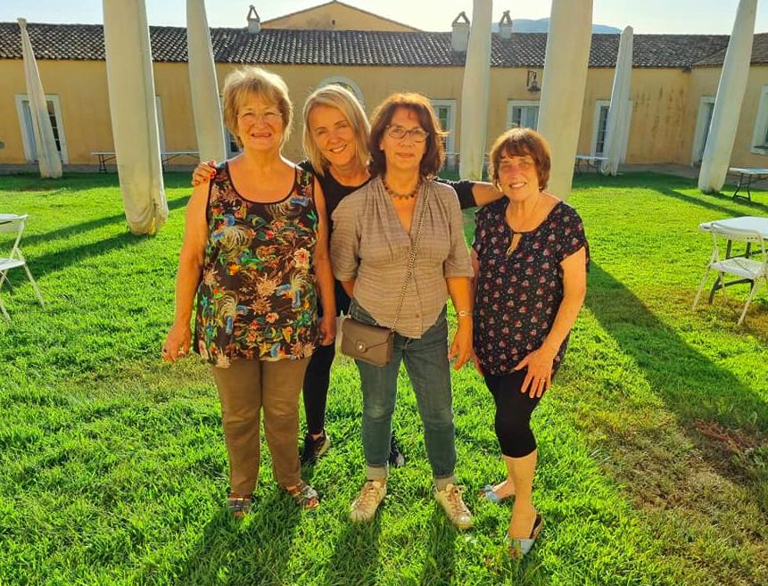 Marie José Joly de France Alzheimer Corse "U Vaghjimu" avec son équipe et Laetitia Maroccu présidente de l'association Donne e Surelle, partenaire de l'événement Crédit photo compte Facebook Laetitia Maroccu