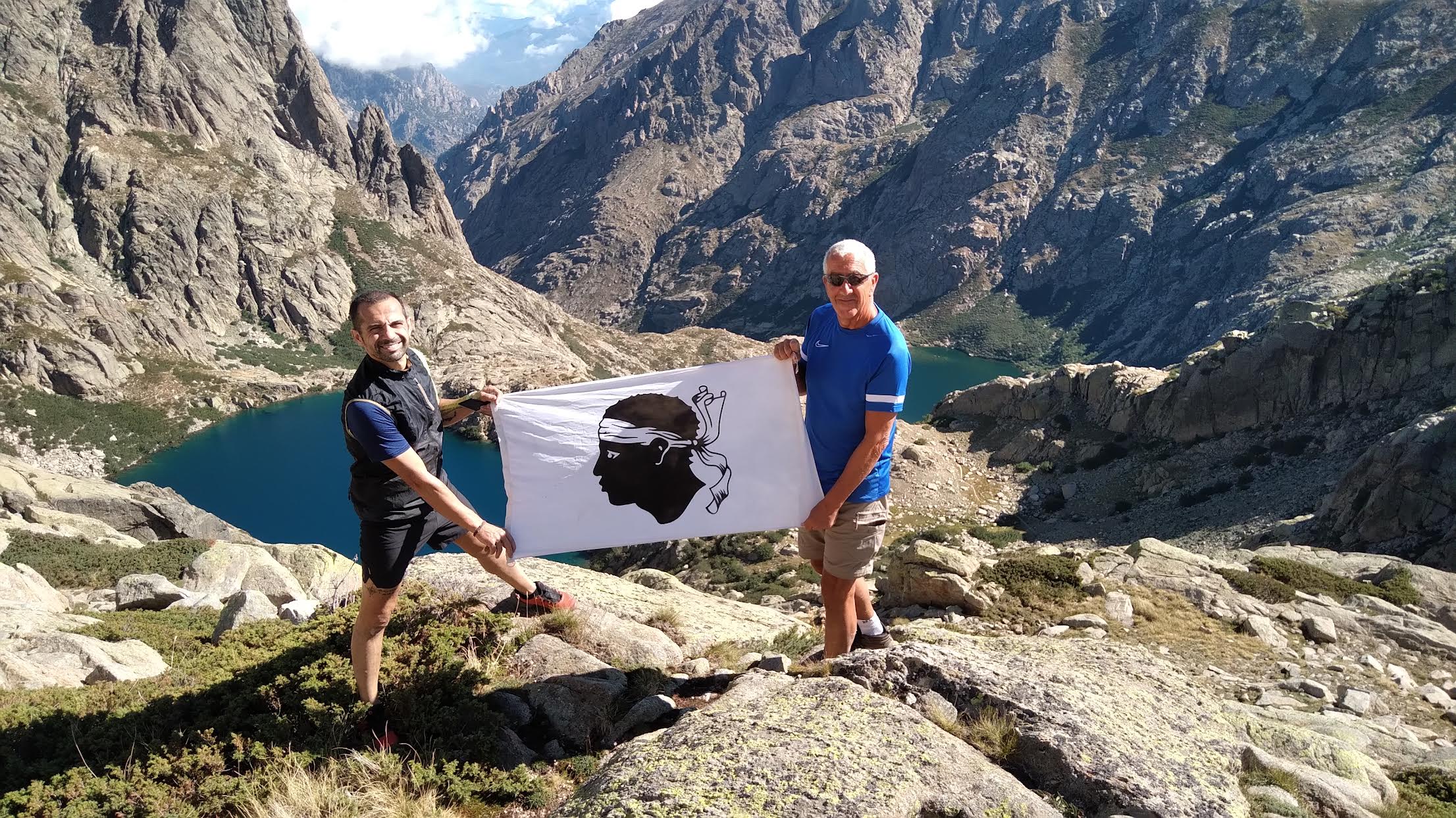 La photo du jour : la bandera, entre Melu et Capitellu