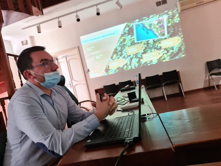 Lionel Fedida présente son rapport de stage pour valider sa première année de Master. Crédits Photo : Pierre-Manuel Pescetti