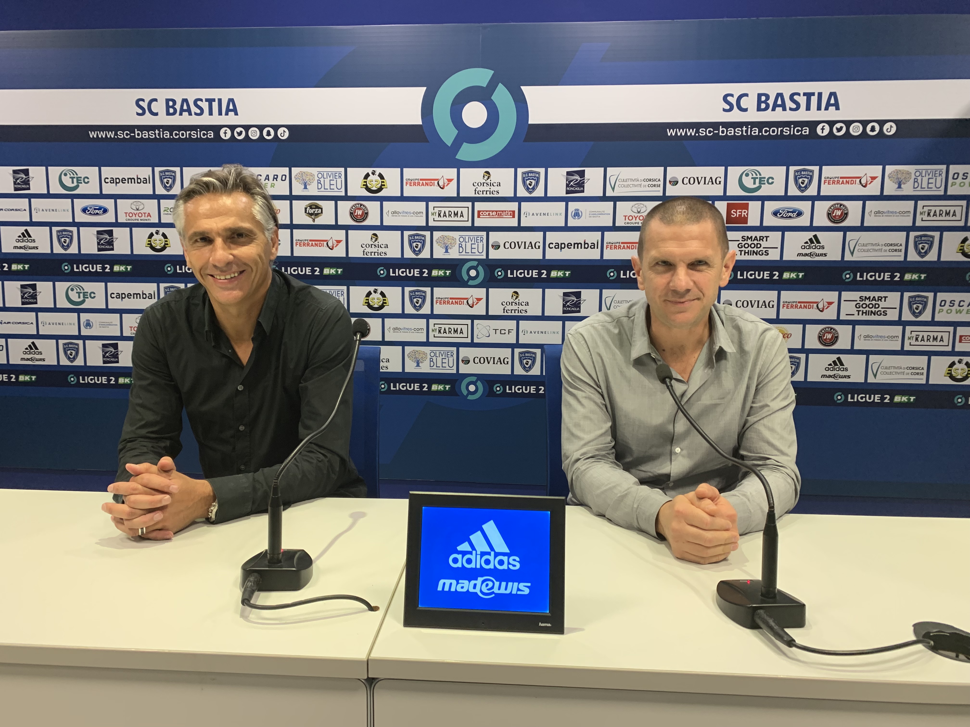 Le président du SCB, Claude Ferrandi (à dr) a présenté le nouvel entraineur du club, Régis Brouard.