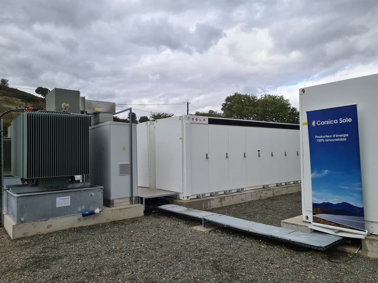 Trois batteries Tesla sont installées sur site. Crédits Photo : Pierre-Manuel Pescetti