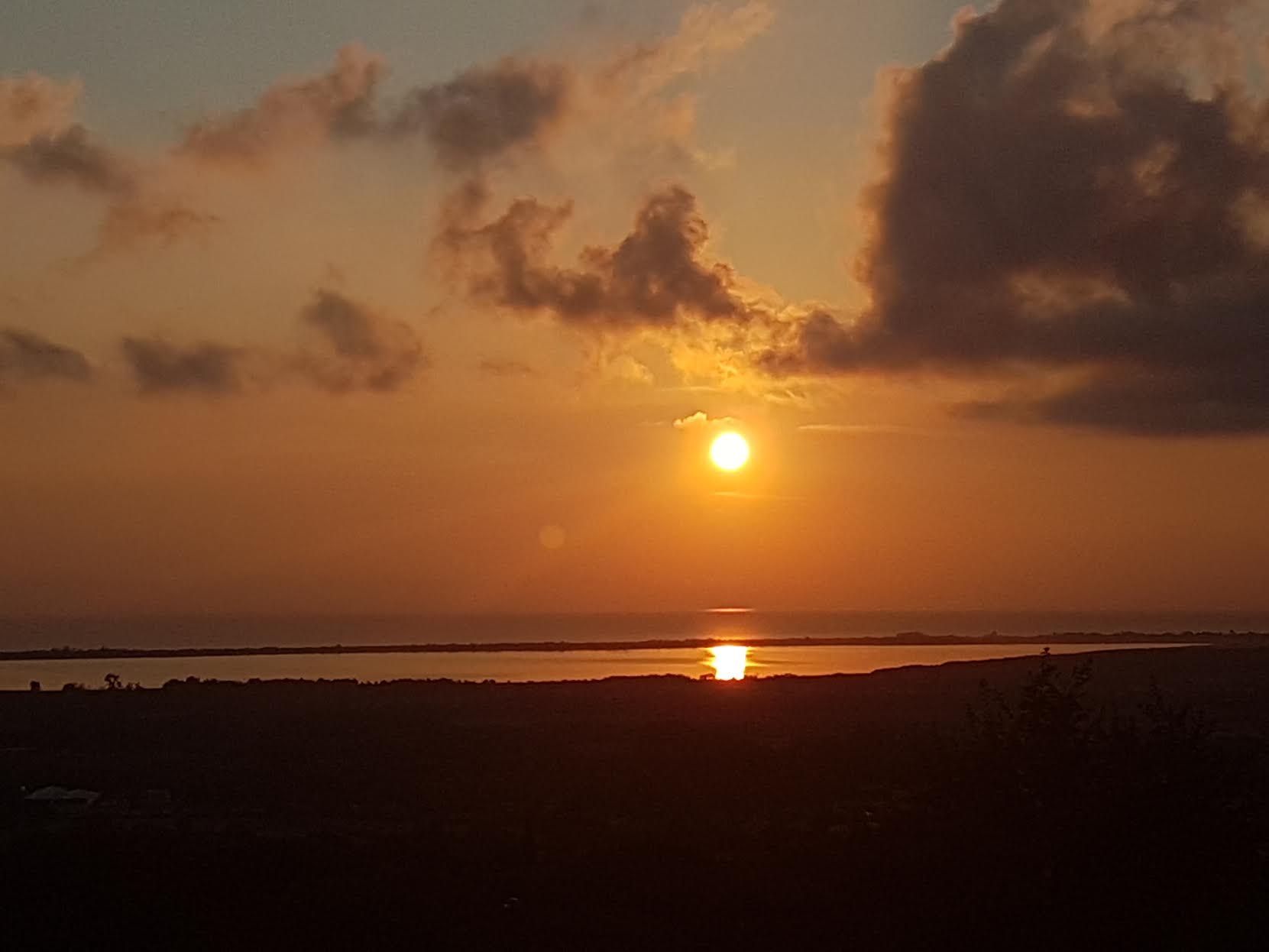 Lever de soleil aux couleurs de l'automne, sur l'étang de Biguglia... (Marie Lachenevrerie)
