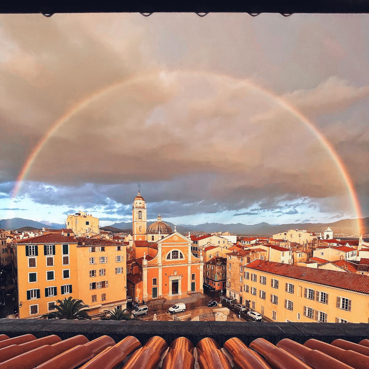 La photo du jour : arc-en-ciel au-dessus de la cathédrale d'Ajaccio