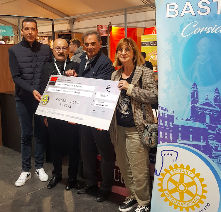 Franck Salicetti et Christian Nicolini du Rotary Club de Bastia ont remis le chèque à Madame Legay, présidente de la Ligue contre le cancer de Haute Corse en présence de Paul Pierinelli organisateur du Salon du chocolat et des délices de Corse
