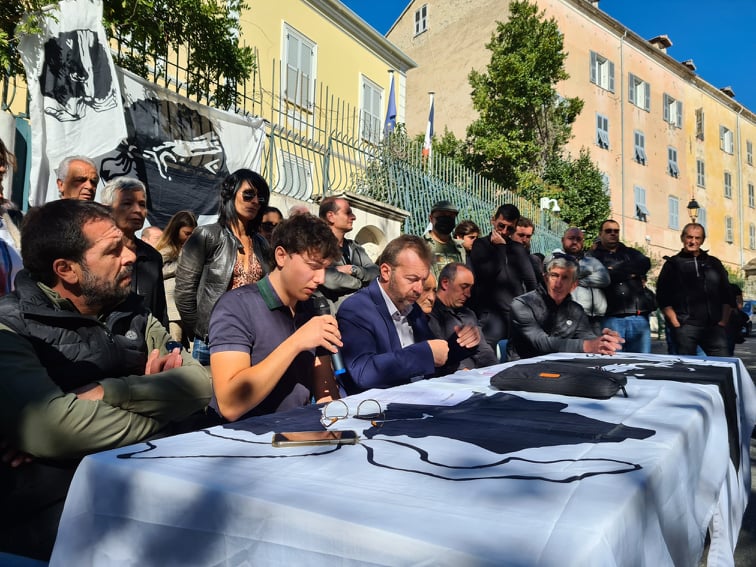 La conférence de presse s'est tenue devant la sous-préfecture de Corte ce mercredi 20 octobre. Crédits Photo : Pierre-Manuel Pescetti