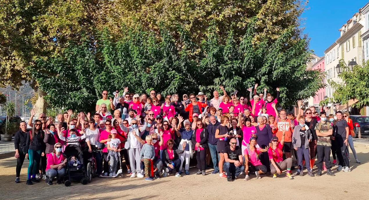 Plus de 100 personnes se sont réunies sur la place des Portes à Saint-Florent ce dimanche pour participer à la traditionnelle marche rose