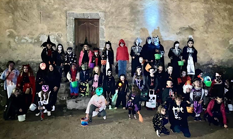 Streghe, diavuli, spiriti et zucconi dans les rues à la recherche d'indispensables sucreries 