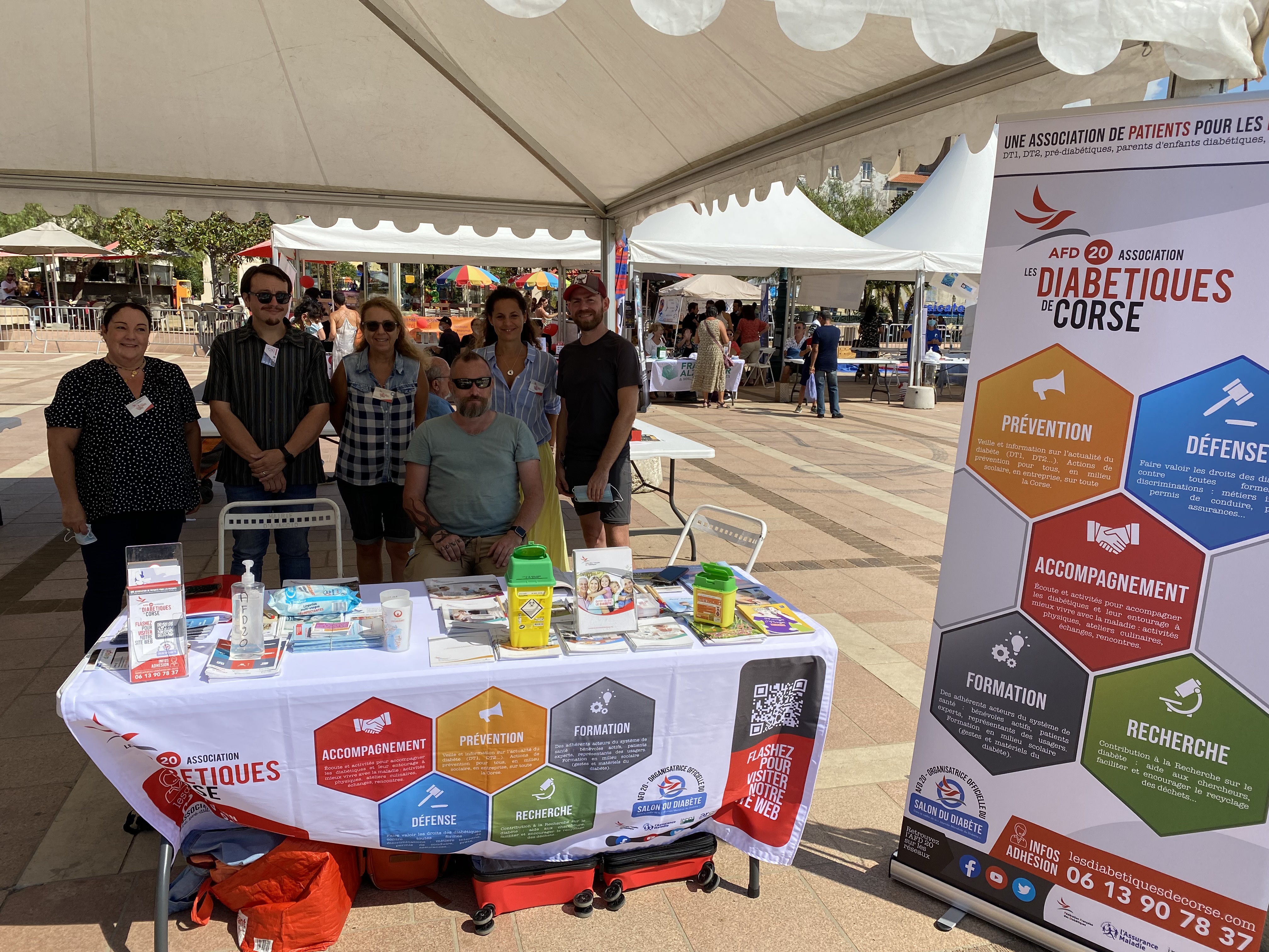 La présidente Marie-Laure Salvi, entourée d'une partie du bureau et d'adhérents de l'association Les diabétiques de Corse. Photo : MLS