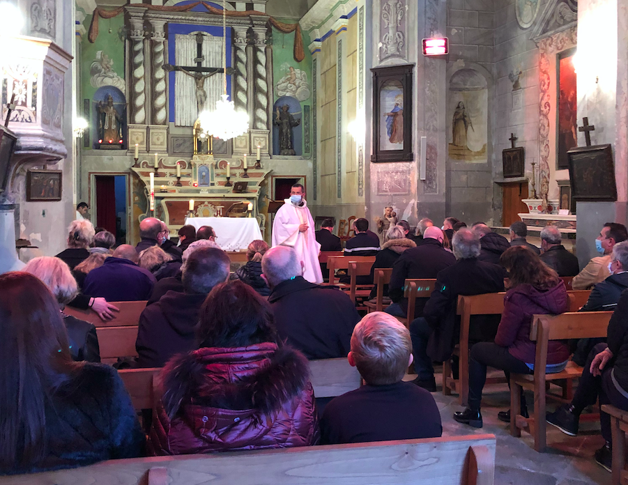 La messe célébrée par le père Emmanuel
