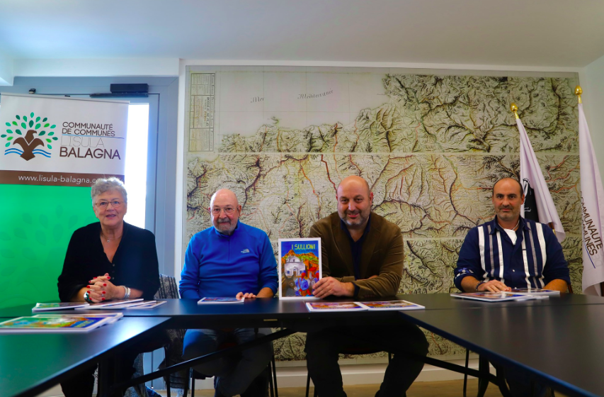 Lionel Mortini avec l'ouvrage dans les mains et les deux auteurs - Crédit photo ComCom de lL'Ile-Rousse Balagne