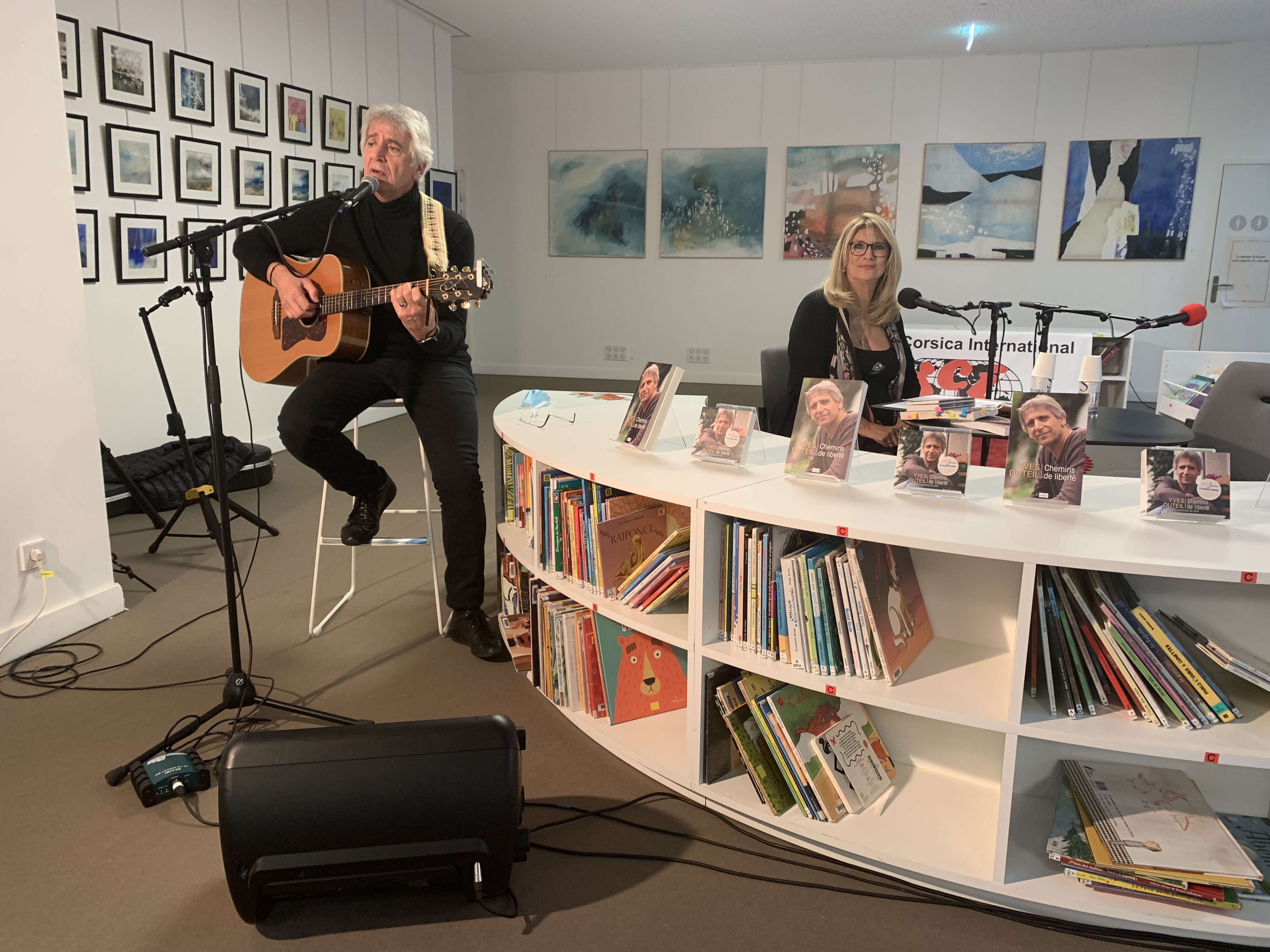 Emission, échanges, dédicaces et mini tour de chant à l’Alb’Oru pour les 50 ans de chansons d’Yves Duteil