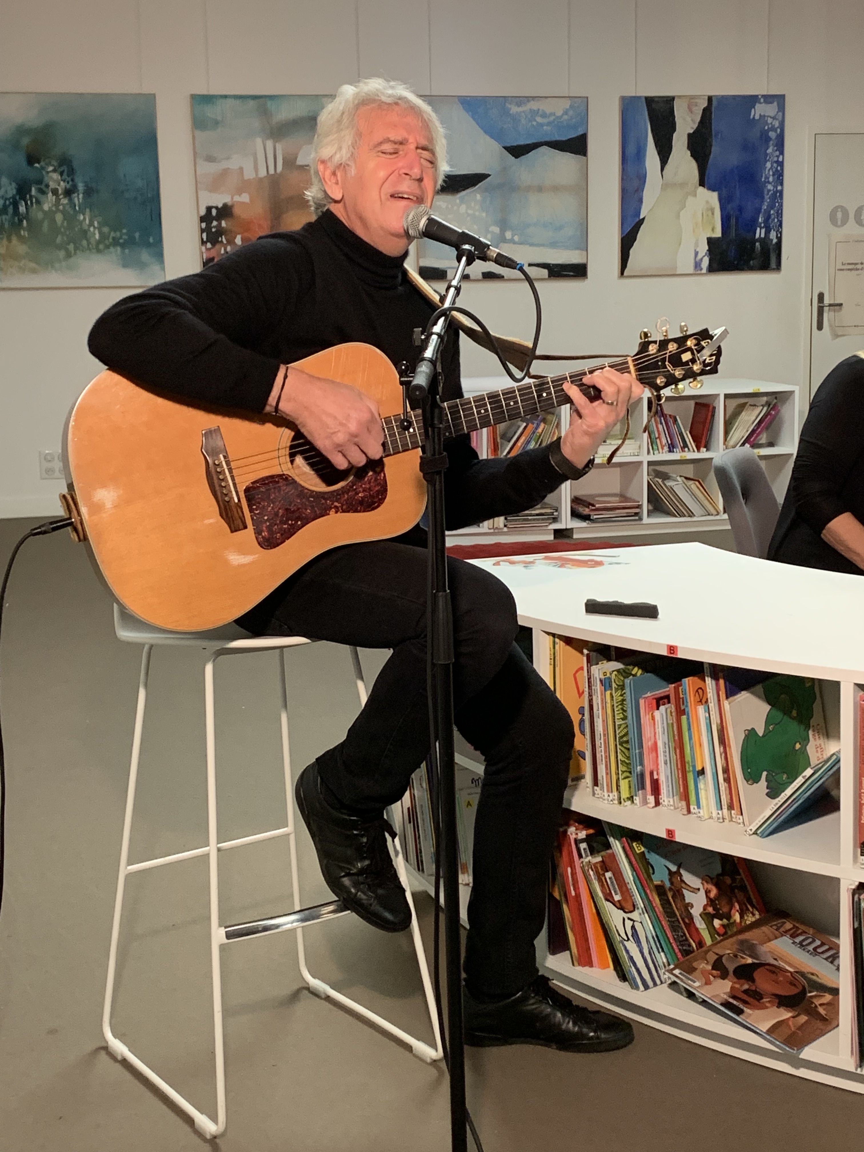 Emission, échanges, dédicaces et mini tour de chant à l’Alb’Oru pour les 50 ans de chansons d’Yves Duteil