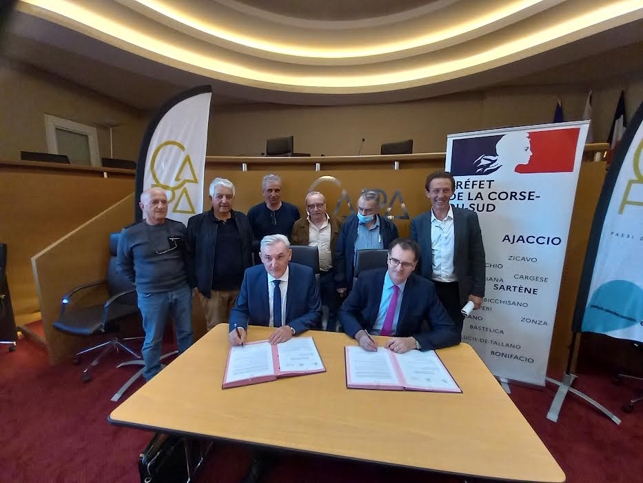 Xavier Lacombe, premier Vice-Président de la CAPA en charge des finances et Pierre Larrey, secrétaire général de la Préfecture de Corse-du-Sud, ont signé, ce lundi 15 novembre à Ajaccio, le contrat de relance et de transition écologique