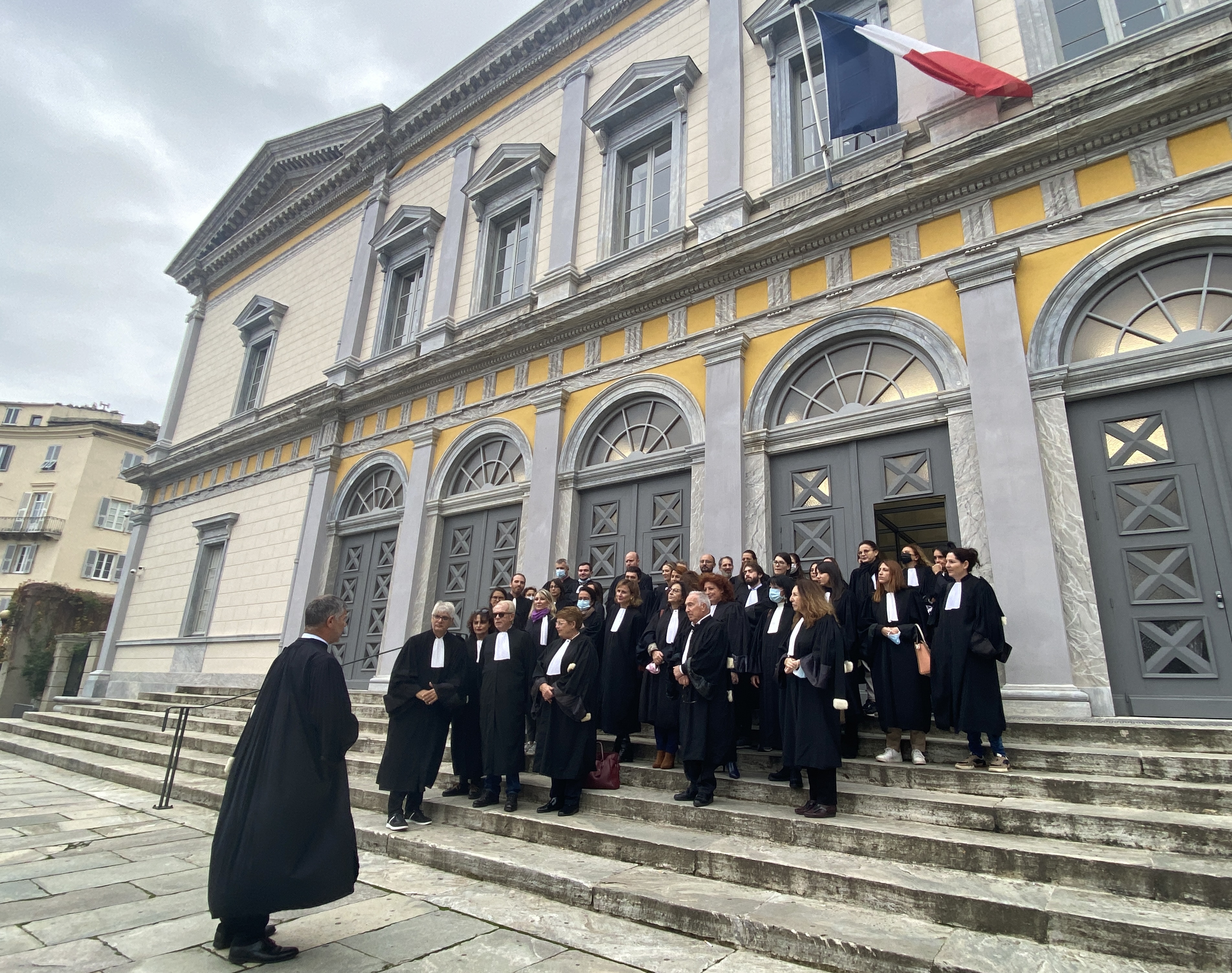 Les robes noires du barreau de Bastia s'étaient réunies devant le Palais de justice