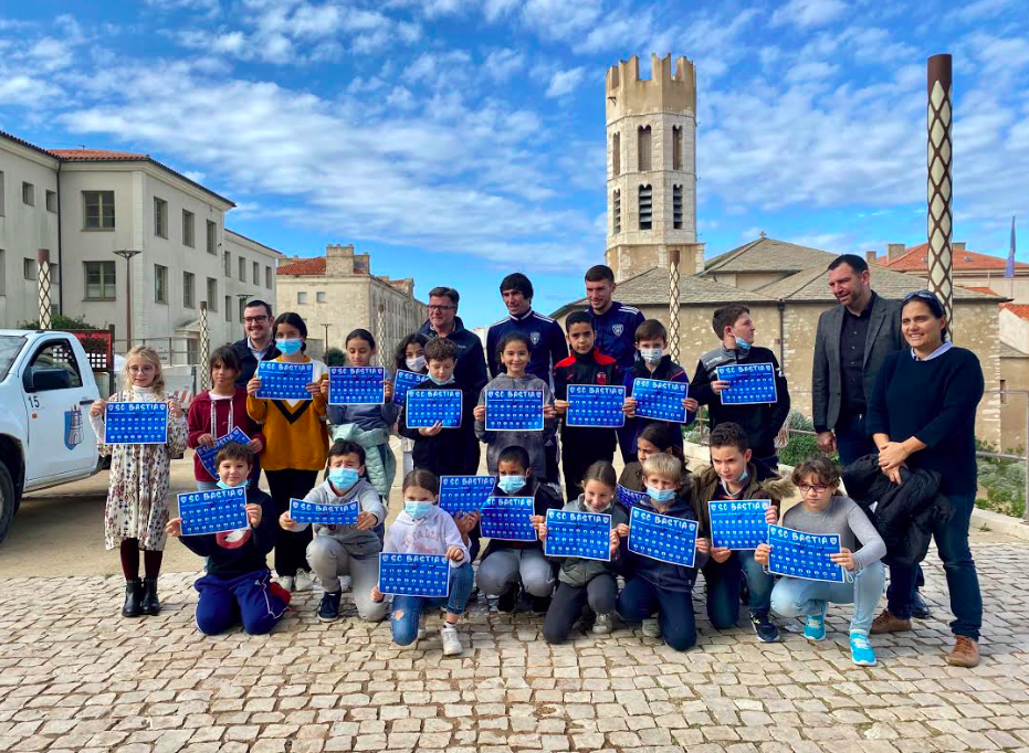 Le maire de Bonifacio remet la médaille de la ville au joueur du Sporting, Dumè Guidi