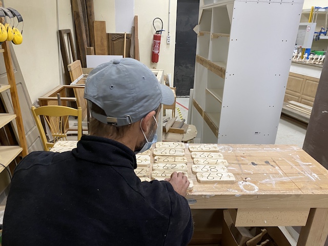 Depuis un mois, Dume réalise des plaques en bois numérotés pour les cellules