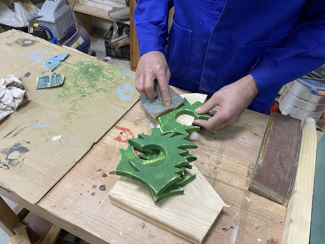 Franck peaufine son arbre de Noël.