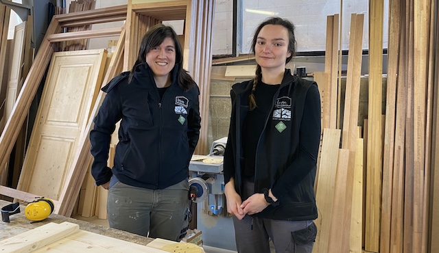 Myriam et Lou, première femmes menuisier de l'entreprise