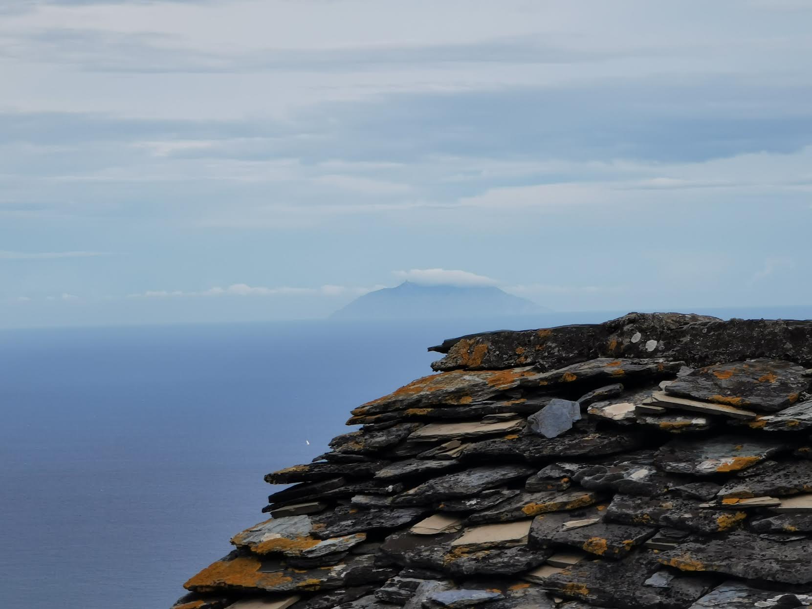 Les lauzes u Cap Corse et Capraja dans la brume (S. Bazot)