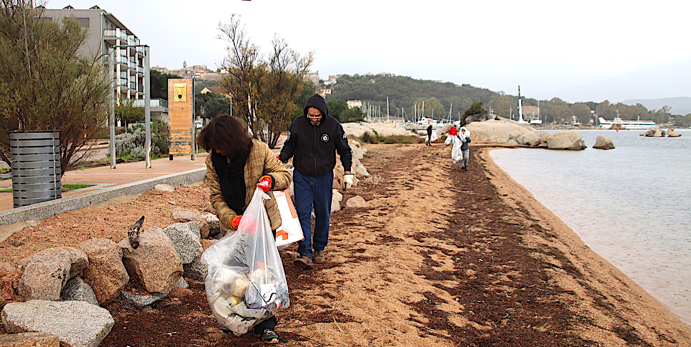 Munis de gants et de sacs poubelles, les participants se sont attachés à traquer les déchets sur la plage