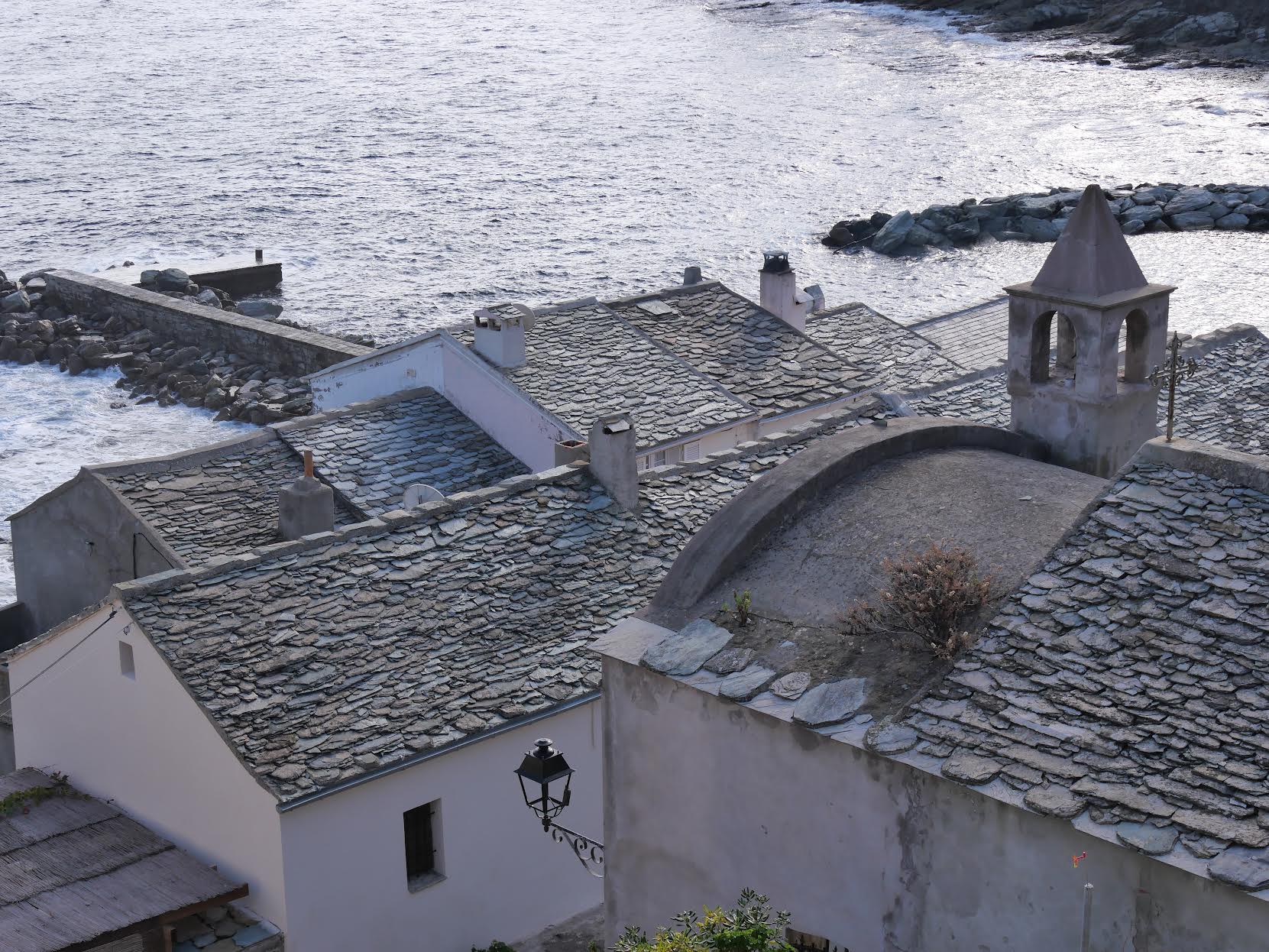La photo du jour : les toits en teghje de Porticciolu