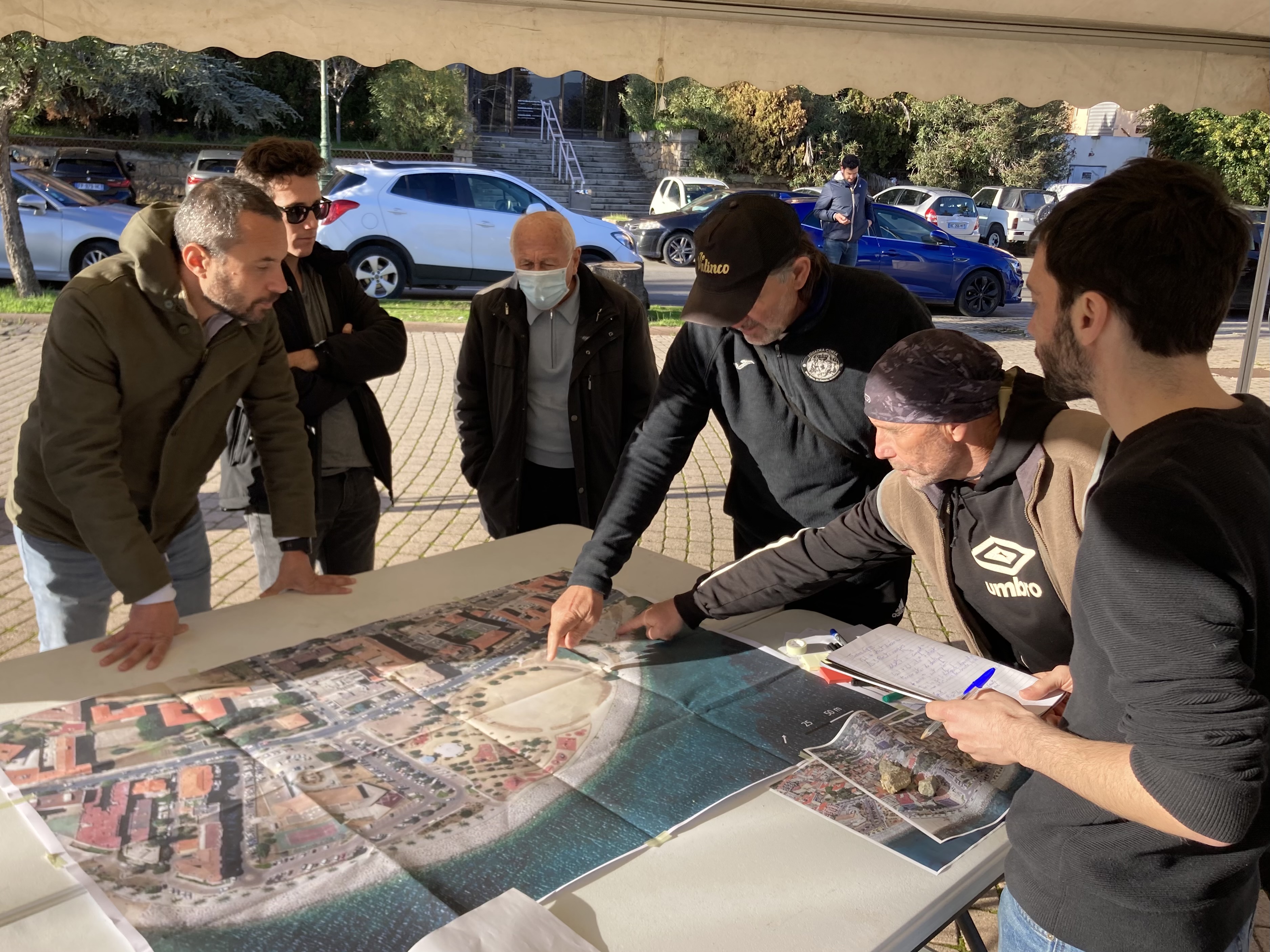 Place Miot, les habitants étaient invités à donner leur avis sur l'aménagement. Photo : Julia Sereni