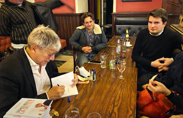 Eric Coquerel en dédicace à Bastia