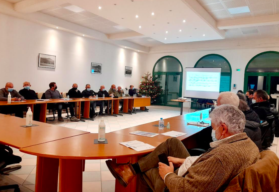 Les maires de la microrégion ou leurs représentants autour de Pierre Poli, président du Pôle d’équilibre territorial rural de Balagne