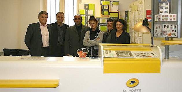 Bernard Espinasse et Anthony Alessandrini dans les locaux rénovés de La Poste à Antisanti